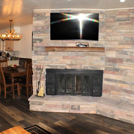 Claim Jumper Townhouse 07 - On The River - Across From The Fishing Ponds - Wifi - Cable - Near Ski Area - Wood Burning Fireplace Villa Red River Exterior photo