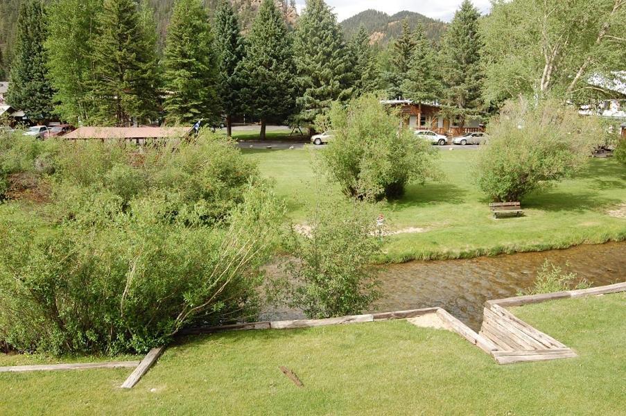 Claim Jumper Townhouse 07 - On The River - Across From The Fishing Ponds - Wifi - Cable - Near Ski Area - Wood Burning Fireplace Villa Red River Exterior photo