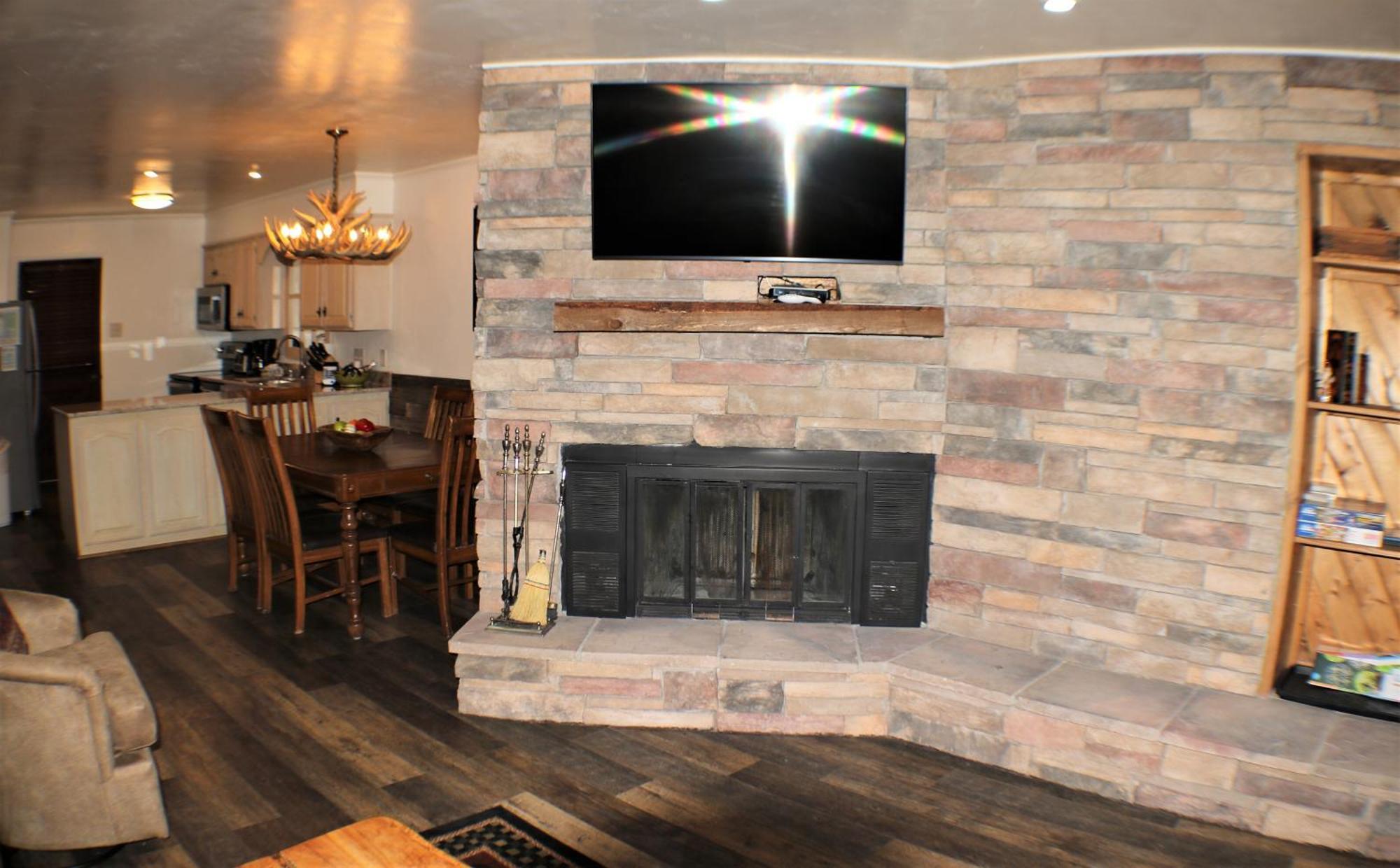 Claim Jumper Townhouse 07 - On The River - Across From The Fishing Ponds - Wifi - Cable - Near Ski Area - Wood Burning Fireplace Villa Red River Exterior photo